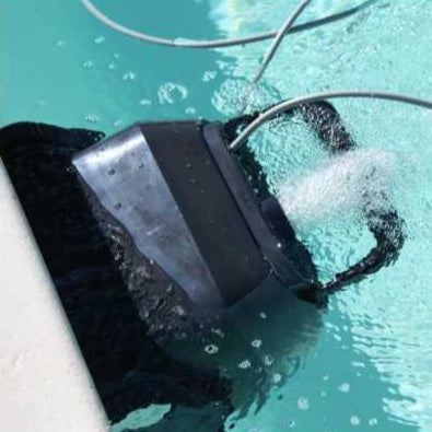 Robot limpiafondos dentro de piscina subiendo por la pared