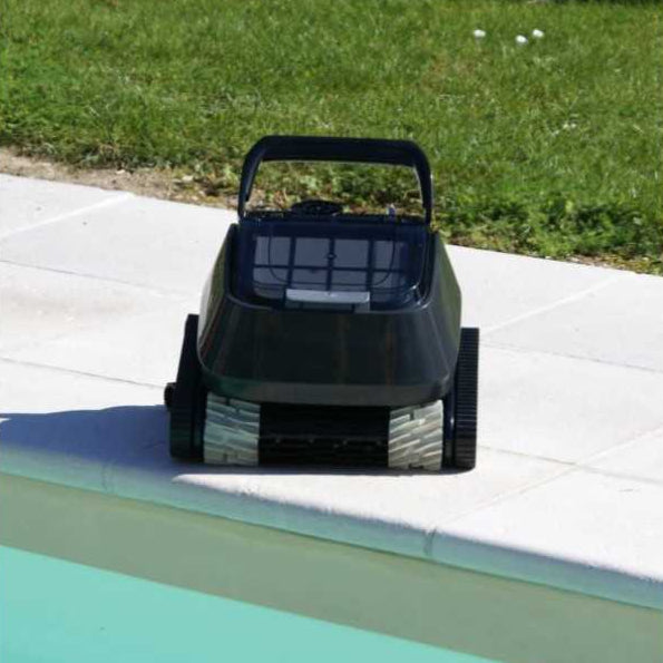 Robot limpiafondos automático negro en el bordillo de una piscina